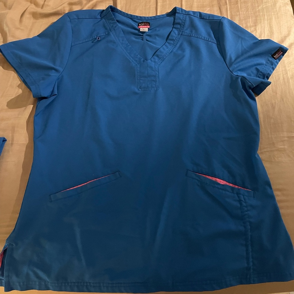 KOI lite stretch scrubs , size L top, size M bottom , great condition